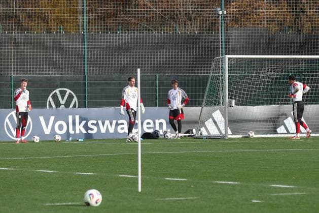 13.11.2025, xtgx, Fussball Nationalmannschaft, Abschlusstraining in Wolfsburg emspor, v.l. Alexander Nuebel (Nübel, Deutschland), Oliver Baumann (Deutschland), Finn Dahmen (Deutschland), Noah Atuboulu (Deutschland) (DFL DFB REGULATIONS PROHIBIT ANY USE OF PHOTOGRAPHS as IMAGE SEQUENCES and or QUASI-VIDEO) Wolfsburg