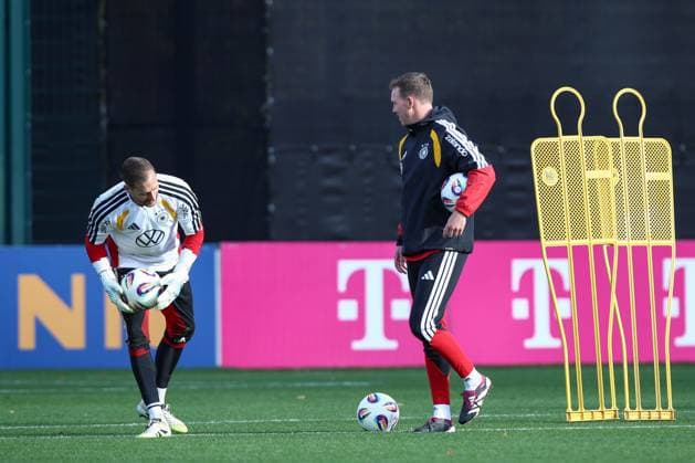 13.11.2025, xtgx, Fussball Nationalmannschaft, Abschlusstraining in Wolfsburg emspor, v.l. Oliver Baumann (Deutschland), Julian Nagelsmann (Deutschland, Trainer) (DFL DFB REGULATIONS PROHIBIT ANY USE OF PHOTOGRAPHS as IMAGE SEQUENCES and or QUASI-VIDEO) Wolfsburg