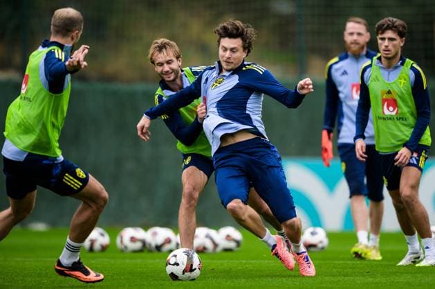 251113 Benjamin Nygren and Victor Nilsson Lindelöf of the Swedish national football team during a training session on November 13, 2025 in Marbella. Photo: Joel Marklund BILDBYRAN kod JM JM0748 bbeng fotboll football soccer fotball vm-kval FIFA World Cup, WM, Weltmeisterschaft, Fussball qualifier träning practice training sverige sweden sverige a Copyright: JOELxMARKLUND BB251113JM005