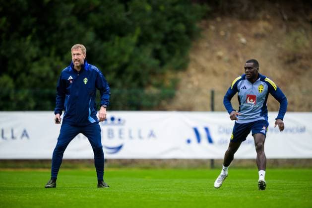251113 Head coach Graham Potter and Ken Sema of the Swedish national football team during a training session on November 13, 2025 in Marbella. Photo: Joel Marklund BILDBYRAN kod JM JM0748 bbeng fotboll football soccer fotball vm-kval FIFA World Cup, WM, Weltmeisterschaft, Fussball qualifier träning practice training sverige sweden sverige a Copyright: JOELxMARKLUND BB251113JM006