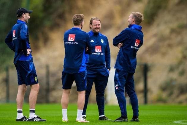 251113 Assistant coach Andreas Georgson, assistant coach Sebastian Larsson, assistant coach Björn Hamberg and head coach Graham Potter of the Swedish national football team during a training session on November 13, 2025 in Marbella. Photo: Joel Marklund BILDBYRAN kod JM JM0748 bbeng fotboll football soccer fotball vm-kval FIFA World Cup, WM, Weltmeisterschaft, Fussball qualifier träning practice training sverige sweden sverige a Copyright: JOELxMARKLUND BB251113JM010