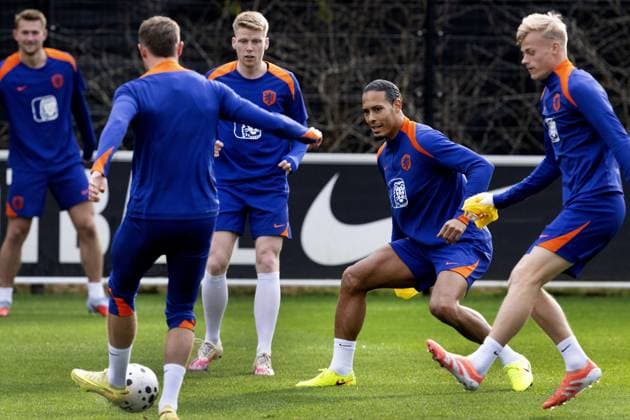 ZEIST - Jerdy Schouten, Virgil van Dijk, and Jan Paul van Hecke during the Dutch national football team s training session at the KNVB Campus, ahead of the World Cup qualifier against Poland. ANP OLAF KRAAK xVIxANPxSportx xxANPxIVx 542003604 originalFilename: 542003604.jpg