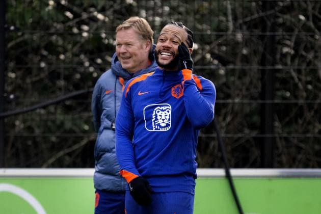 ZEIST - Ronald Koeman and Memphis Depay during the Dutch national team, Nationalteam s training session at the KNVB Campus, ahead of the World Cup qualifier against Poland. ANP OLAF KRAAK xVIxANPxSportx xxANPxIVx 542004247 originalFilename: 542004247.jpg