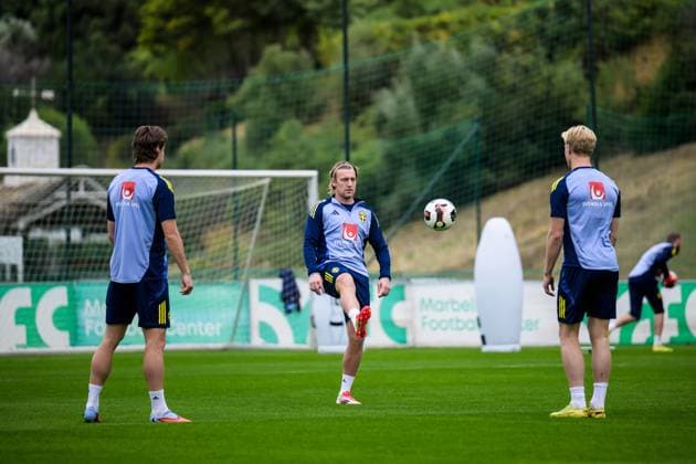 251113 Mattias Svanberg, Emil Forsberg and Lucas Bergvall of the Swedish national football team during a training session on November 13, 2025 in Marbella. Photo: Joel Marklund BILDBYRAN kod JM JM0748 bbeng fotboll football soccer fotball vm-kval FIFA World Cup, WM, Weltmeisterschaft, Fussball qualifier träning practice training sverige sweden sverige a Copyright: JOELxMARKLUND BB251113JM033