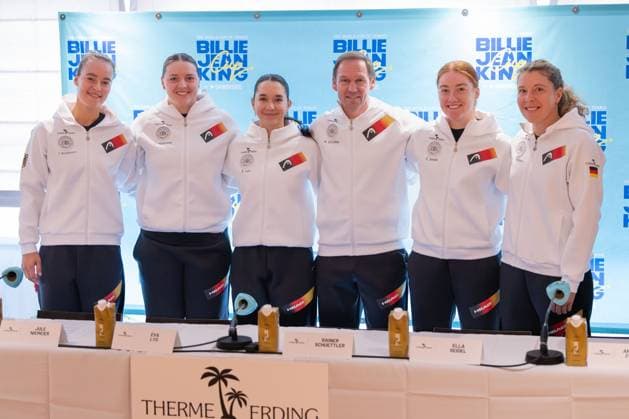 Billie Jean King Cup 2025 Play-Offs, TC Ismaning, Muenchen, Deutschland, Team Germany L-R. Tessa Brockmann,Jule Niemeier,Eva Lys, Mannschaftskapitaen Rainer Schuettler, Ella Seidel und Anna-Lena Friedsam. *** Billie Jean King Cup 2025 Play Offs, TC Ismaning, Munich, Germany, Team Germany L R Tessa Brockmann,Jule Niemeier,Eva Lys, team captain Rainer Schuettler, Ella Seidel and Anna Lena Friedsam Copyright: xJuergenxHasenkopfx