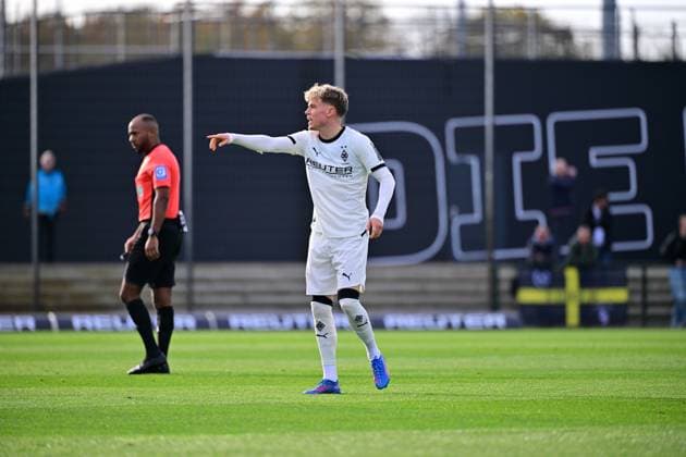 13.11.2025; Moenchengladbach; Fussball, Herren, Saison 2025 2026, Testspiel Borussia Moenchengladbach vs. K. Lierse SK Nach Verletzungspause wieder im Spielbetrieb; Robin Hack (Gladbach) gibt Anweisungen DFL regulations prohibit any use of photographs as image sequences and or quasi-video. Borussia-Park NRW Deutschland