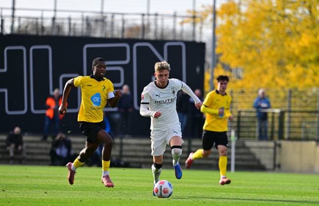 13.11.2025; Moenchengladbach; Fussball, Herren, Saison 2025 2026, Testspiel Borussia Moenchengladbach vs. K. Lierse SK Robin Hack (Gladbach, re.) enteilt Dirk Asare (Lierse, li.) DFL regulations prohibit any use of photographs as image sequences and or quasi-video. Borussia-Park NRW Deutschland