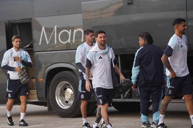 Ahead of Angola v Argentina - Friendlies ELCHE, SPAIN - NOVEMBER 13: Lionel Messi (C) of Argentina and teammates attend a training session at Martinez Valero Stadium in Elche, Spain on November 13, 2025, on the eve of their friendly football match against Angola to be held in Luanda. Alex Juarez Anadolu Spain Spain. Editorial use only. Please get in touch for any other usage.  Copyright: x2025xAnadoluxAlexxJuarezx