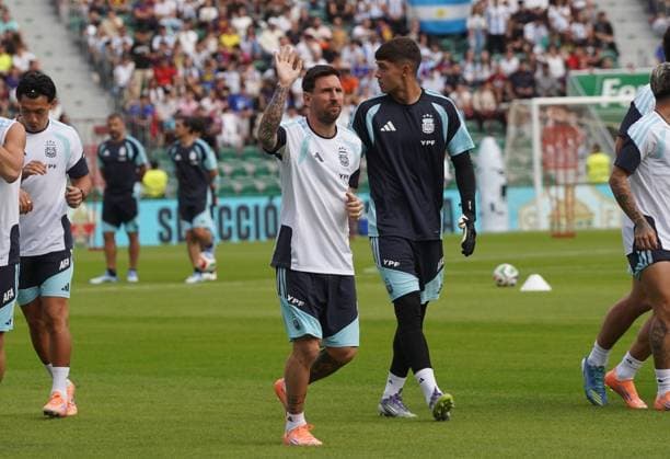Ahead of Angola v Argentina - Friendlies ELCHE, SPAIN - NOVEMBER 13: Lionel Messi (C) of Argentina and teammates attend a training session at Martinez Valero Stadium in Elche, Spain on November 13, 2025, on the eve of their friendly football match against Angola to be held in Luanda. Alex Juarez Anadolu Spain Spain. Editorial use only. Please get in touch for any other usage.  Copyright: x2025xAnadoluxAlexxJuarezx