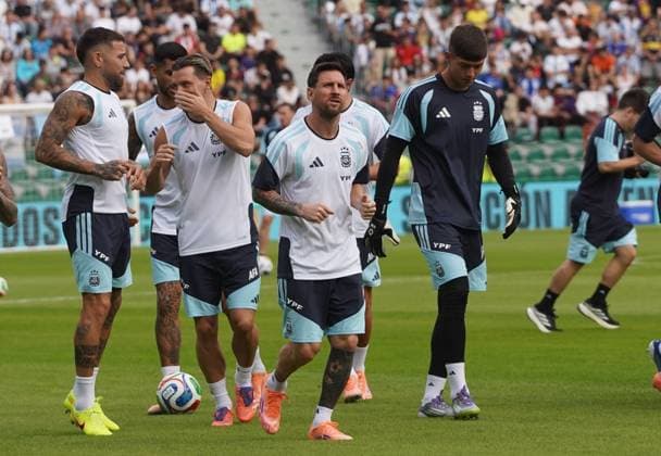 Ahead of Angola v Argentina - Friendlies ELCHE, SPAIN - NOVEMBER 13: Lionel Messi (C) of Argentina and teammates attend a training session at Martinez Valero Stadium in Elche, Spain on November 13, 2025, on the eve of their friendly football match against Angola to be held in Luanda. Alex Juarez Anadolu Spain Spain. Editorial use only. Please get in touch for any other usage.  Copyright: x2025xAnadoluxAlexxJuarezx