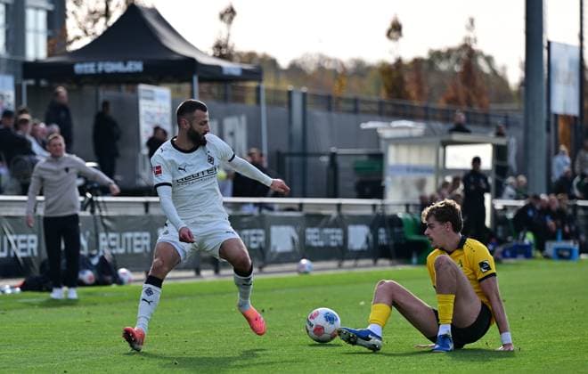 13.11.2025; Moenchengladbach; Fussball, Herren, Saison 2025 2026, Testspiel Borussia Moenchengladbach vs. K. Lierse SK Zweikampf zwischen v. li. Franck Honorat (Gladbach), Sam Vanderhallen (Lierse) DFL regulations prohibit any use of photographs as image sequences and or quasi-video. Borussia-Park NRW Deutschland