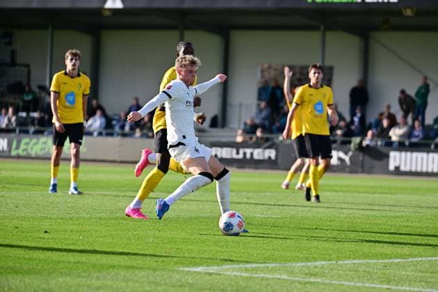 13.11.2025; Moenchengladbach; Fussball, Herren, Saison 2025 2026, Testspiel Borussia Moenchengladbach vs. K. Lierse SK Robin Hack (Gladbach) vergibt eine Riesenchance frei vor Torwart Jarno De smet (Lierse, nicht im Bild) DFL regulations prohibit any use of photographs as image sequences and or quasi-video. Borussia-Park NRW Deutschland