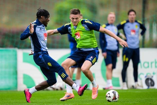 251113 Anthony Elanga and Emil Holm of the Swedish national football team during a training session on November 13, 2025 in Marbella. Photo: Joel Marklund BILDBYRAN kod JM JM0748 bbeng fotboll football soccer fotball vm-kval FIFA World Cup, WM, Weltmeisterschaft, Fussball qualifier träning practice training sverige sweden sverige a Copyright: JOELxMARKLUND BB251113JM068
