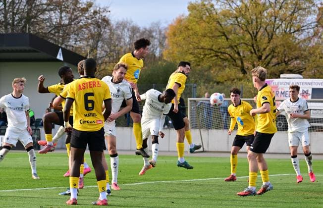 13.11.2025; Moenchengladbach; Fussball, Herren, Saison 2025 2026, Testspiel Borussia Moenchengladbach vs. K. Lierse SK Tor zum 1-0; Iaia Manco Danfa (Gladbach, Mitte) koepft zum 1-0 ein DFL regulations prohibit any use of photographs as image sequences and or quasi-video. Borussia-Park NRW Deutschland