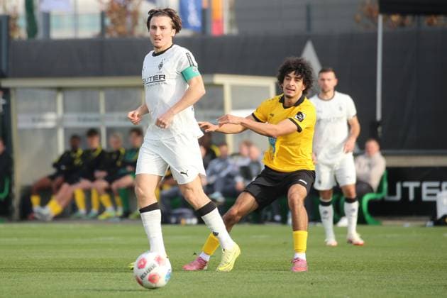 Mönchengladbach, Deutschland 13. November 2025: Testspiel - 2025 2026 - Borussia Mönchengladbach vs. Lierse SK Im Bild: v. li. im Zweikampf Rocco Reitz (BMG) und Yassin Hidraoui (SK) Fohlenplatz Nordrhein Westfalen Copyright: xFotostandx xVanxderxVeldenx