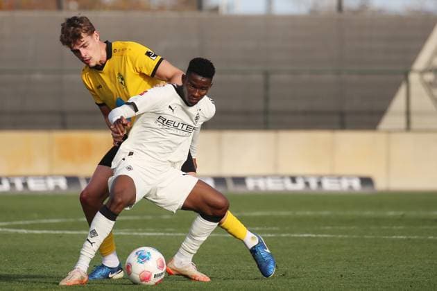 Mönchengladbach, Deutschland 13. November 2025: Testspiel - 2025 2026 - Borussia Mönchengladbach vs. Lierse SK Im Bild: v. li. im Zweikampf Sam Vanderhallen (SK) und Iaia Manco Danfa (BMG) Fohlenplatz Nordrhein Westfalen Copyright: xFotostandx xVanxderxVeldenx