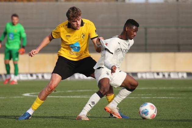 Mönchengladbach, Deutschland 13. November 2025: Testspiel - 2025 2026 - Borussia Mönchengladbach vs. Lierse SK Im Bild: v. li. im Zweikampf Sam Vanderhallen (SK) und Iaia Manco Danfa (BMG) Fohlenplatz Nordrhein Westfalen Copyright: xFotostandx xVanxderxVeldenx