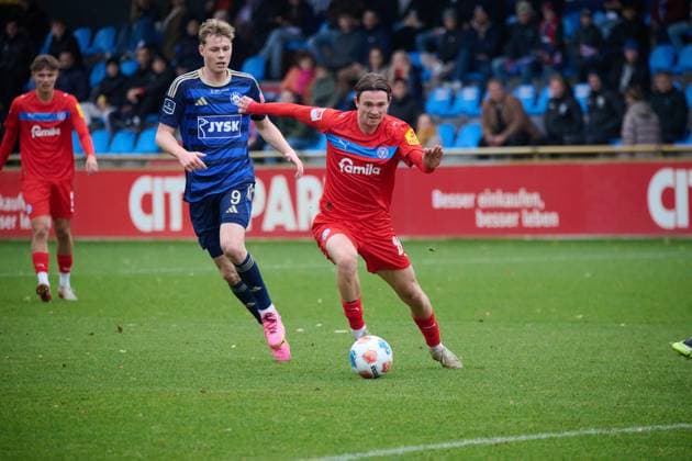 13.11.2025, Fußball, Herren, 2.BL (Bundesliga), Saison 2025 2026, Testspiel: Holstein Kiel - Silkeborg IF Magnus Knudsen am Ball gegen Alexander Simmelhack Kiel Holstein-Stadion Schleswig-Holstein Deutschland