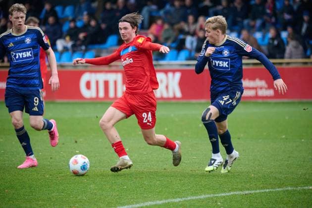13.11.2025, Fußball, Herren, 2.BL (Bundesliga), Saison 2025 2026, Testspiel: Holstein Kiel - Silkeborg IF Magnus Knudsen am Ball gegen Oskar Boesen Kiel Holstein-Stadion Schleswig-Holstein Deutschland