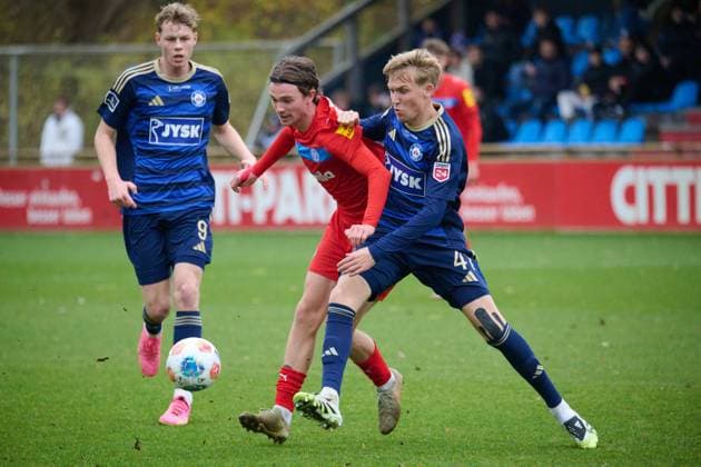 13.11.2025, Fußball, Herren, 2.BL (Bundesliga), Saison 2025 2026, Testspiel: Holstein Kiel - Silkeborg IF Magnus Knudsen am Ball gegen Oskar Boesen Kiel Holstein-Stadion Schleswig-Holstein Deutschland *** 13 11 2025, Soccer, Men, 2 BL Bundesliga , Season 2025 2026, Test match Holstein Kiel Silkeborg IF Magnus Knudsen on the ball against Oskar Boesen Kiel Holstein Stadion Schleswig Holstein Germany