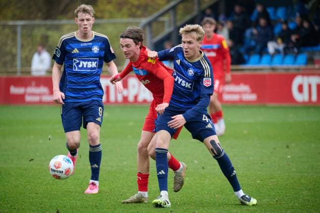 13.11.2025, Fußball, Herren, 2.BL (Bundesliga), Saison 2025 2026, Testspiel: Holstein Kiel - Silkeborg IF Magnus Knudsen am Ball gegen Oskar Boesen Kiel Holstein-Stadion Schleswig-Holstein Deutschland