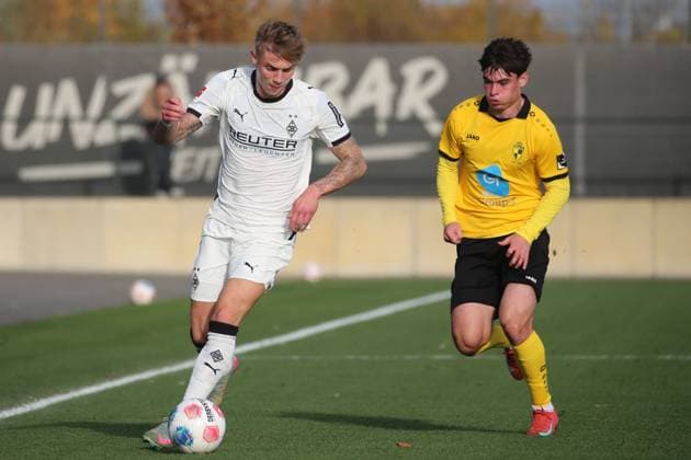Mönchengladbach, Deutschland 13. November 2025: Testspiel - 2025 2026 - Borussia Mönchengladbach vs. Lierse SK Im Bild: v. li. im Zweikampf Veit Stange (BMG) und Cedric Van Meirvenne (SK) Fohlenplatz Nordrhein Westfalen Copyright: xFotostandx xVanxderxVeldenx