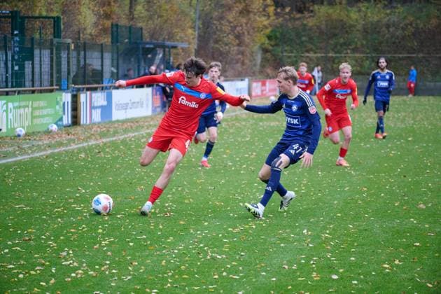 13.11.2025, Fußball, Herren, 2.BL (Bundesliga), Saison 2025 2026, Testspiel: Holstein Kiel - Silkeborg IF Louis Köster am Ball gegen Oskar Boesen Kiel Holstein-Stadion Schleswig-Holstein Deutschland