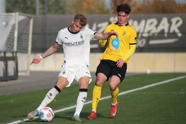 Mönchengladbach, Deutschland 13. November 2025: Testspiel - 2025 2026 - Borussia Mönchengladbach vs. Lierse SK Im Bild: v. li. im Zweikampf Veit Stange (BMG) und Cedric Van Meirvenne (SK) Fohlenplatz Nordrhein Westfalen Copyright: xFotostandx xVanxderxVeldenx