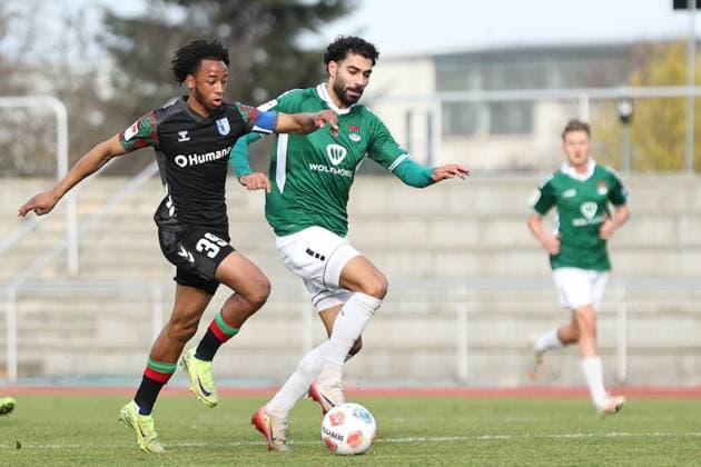 13. November 2025, Fussball, Herren, Testspiel, FC Schweinfurt 05 - 1. FC Magdeburg Von links: Robert Leipertz (1. FC Magdeburg, 31) gegen Ekin Celebi (FC Schweinfurt 05, 11) Gotha Volksstadion Gotha Thüringen Deutschland
