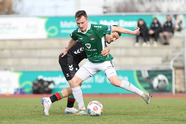 13. November 2025, Fussball, Herren, Testspiel, FC Schweinfurt 05 - 1. FC Magdeburg Von links: Andi Hoti (1. FC Magdeburg, 03) gegen Joshua Endres (FC Schweinfurt 05, 33) Gotha Volksstadion Gotha Thüringen Deutschland