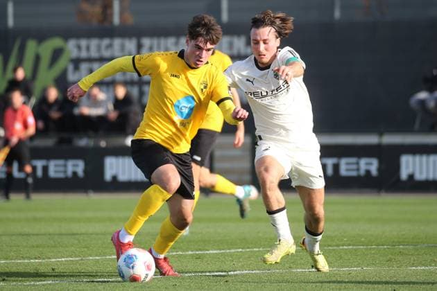 Mönchengladbach, Deutschland 13. November 2025: Testspiel - 2025 2026 - Borussia Mönchengladbach vs. Lierse SK Im Bild: v. li. im Zweikampf Cedric Van Meirvenne (SK) und Rocco Reitz (BMG) Fohlenplatz Nordrhein Westfalen Copyright: xFotostandx xVanxderxVeldenx