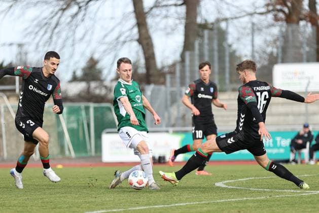 13. November 2025, Fussball, Herren, Testspiel, FC Schweinfurt 05 - 1. FC Magdeburg Von links: Andi Hoti (1. FC Magdeburg, 03) gegen Joshua Endres (FC Schweinfurt 05, 33), Marcus Mathisen (1. FC Magdeburg, 16) Gotha Volksstadion Gotha Thüringen Deutschland