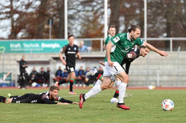 13. November 2025, Fussball, Herren, Testspiel, FC Schweinfurt 05 - 1. FC Magdeburg Von links: Marcus Mathisen (1. FC Magdeburg, 16) am Boden, Manuel Wintzheimer (FC Schweinfurt 05, 25) macht das Tor zum 1:0 vor Andi Hoti (1. FC Magdeburg, 03) Gotha Volksstadion Gotha Thüringen Deutschland