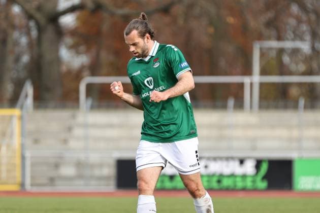 13. November 2025, Fussball, Herren, Testspiel, FC Schweinfurt 05 - 1. FC Magdeburg Manuel Wintzheimer (FC Schweinfurt 05, 25) bejubelt sein Tor zum 1:0, Einzelfoto Gotha Volksstadion Gotha Thüringen Deutschland