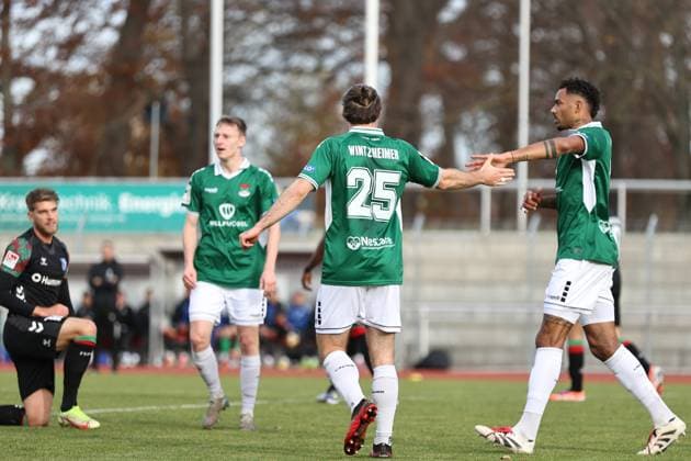 13. November 2025, Fussball, Herren, Testspiel, FC Schweinfurt 05 - 1. FC Magdeburg Von links: Torschütze Manuel Wintzheimer (FC Schweinfurt 05, 25) und Michael Dellinger (FC Schweinfurt 05, 10) feiern das 1:0 Gotha Volksstadion Gotha Thüringen Deutschland