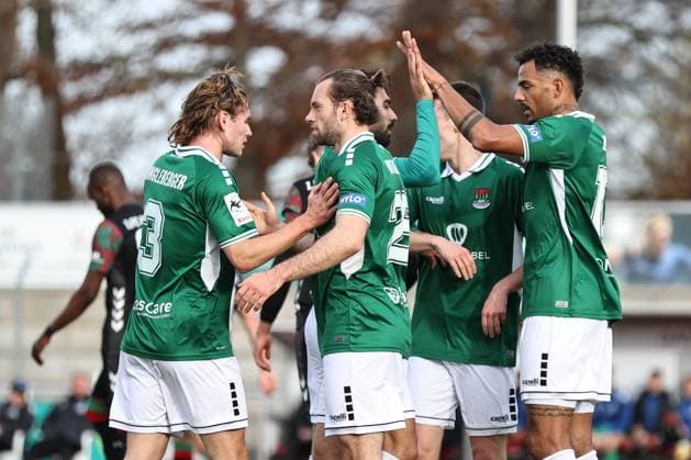 13. November 2025, Fussball, Herren, Testspiel, FC Schweinfurt 05 - 1. FC Magdeburg Von links: Devin Angleberger (FC Schweinfurt 05, 03), Torschütze Manuel Wintzheimer (FC Schweinfurt 05, 25) und Michael Dellinger (FC Schweinfurt 05, 10) feiern das 1:0 Gotha Volksstadion Gotha Thüringen Deutschland