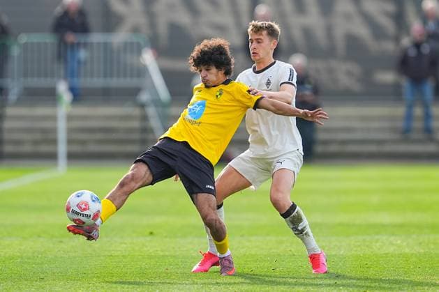 13.11.2025, xydrx, Fußball, Testspiel, Borussia Mönchengladbach - NV Koninklijke Lierse SK, Fohlenplatz am Borussia-Park: Yassin Hidraoui (K. Lierse SK 7) im Zweikampf gegen Oscar Fraulo (Borussia Mönchengladbach 22) Nordrhein-Westfahlen Deutschland