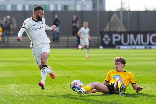 13.11.2025, xydrx, Fußball, Testspiel, Borussia Mönchengladbach - NV Koninklijke Lierse SK, Fohlenplatz am Borussia-Park: Franck Honorat (Borussia Mönchengladbach 9) im Zweikampf gegen Sam Vanderhallen (K. Lierse SK 4) Nordrhein-Westfahlen Deutschland