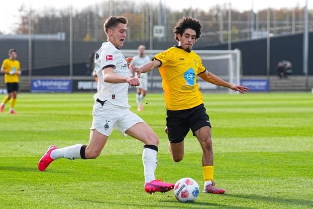 13.11.2025, xydrx, Fußball, Testspiel, Borussia Mönchengladbach - NV Koninklijke Lierse SK, Fohlenplatz am Borussia-Park: Oscar Fraulo (Borussia Mönchengladbach 22) im Zweikampf gegen Yassin Hidraoui (K. Lierse SK 7) Nordrhein-Westfahlen Deutschland