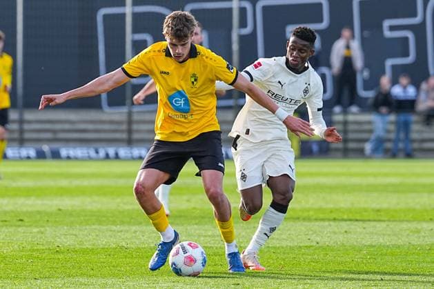 13.11.2025, xydrx, Fußball, Testspiel, Borussia Mönchengladbach - NV Koninklijke Lierse SK, Fohlenplatz am Borussia-Park: Sam Vanderhallen (K. Lierse SK 4) im Zweikampf gegen Iaia Manco Danfa (Borussia Mönchengladbach 37) Nordrhein-Westfahlen Deutschland