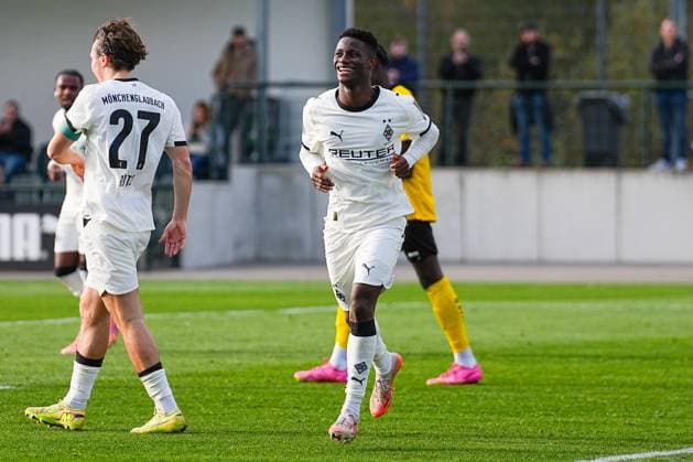 13.11.2025, xydrx, Fußball, Testspiel, Borussia Mönchengladbach - NV Koninklijke Lierse SK, Fohlenplatz am Borussia-Park: Torjubel nach dem Tor zum 1:0 für Borussia Mönchengladbach durch Torschütze Iaia Manco Danfa (Borussia Mönchengladbach 37) Nordrhein-Westfahlen Deutschland