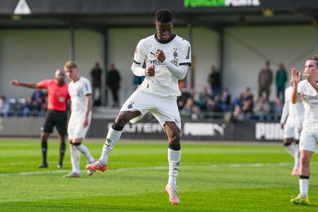 13.11.2025, xydrx, Fußball, Testspiel, Borussia Mönchengladbach - NV Koninklijke Lierse SK, Fohlenplatz am Borussia-Park: Torjubel nach dem Tor zum 1:0 für Borussia Mönchengladbach durch Torschütze Iaia Manco Danfa (Borussia Mönchengladbach 37) Nordrhein-Westfahlen Deutschland