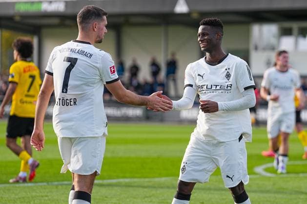 13.11.2025, xydrx, Fußball, Testspiel, Borussia Mönchengladbach - NV Koninklijke Lierse SK, Fohlenplatz am Borussia-Park: Torjubel nach dem Tor zum 1:0 für Borussia Mönchengladbach durch Torschütze Iaia Manco Danfa (Borussia Mönchengladbach 37) zusammen mit Kevin Stoeger (Borussia Mönchengladbach 7) Nordrhein-Westfahlen Deutschland