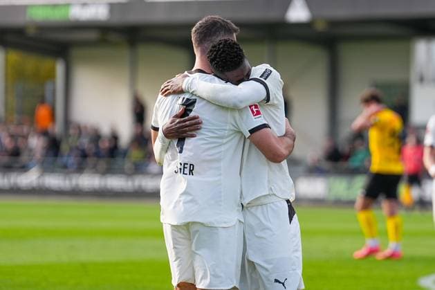 13.11.2025, xydrx, Fußball, Testspiel, Borussia Mönchengladbach - NV Koninklijke Lierse SK, Fohlenplatz am Borussia-Park: Torjubel nach dem Tor zum 1:0 für Borussia Mönchengladbach durch Torschütze Iaia Manco Danfa (Borussia Mönchengladbach 37) zusammen mit Kevin Stoeger (Borussia Mönchengladbach 7) Nordrhein-Westfahlen Deutschland