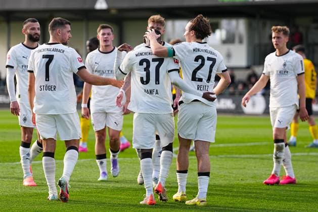 13.11.2025, xydrx, Fußball, Testspiel, Borussia Mönchengladbach - NV Koninklijke Lierse SK, Fohlenplatz am Borussia-Park: Torjubel nach dem Tor zum 1:0 für Borussia Mönchengladbach durch Torschütze Iaia Manco Danfa (Borussia Mönchengladbach 37) zusammen mit Kevin Stoeger (Borussia Mönchengladbach 7) und Rocco Reitz (Borussia Mönchengladbach 27) Nordrhein-Westfahlen Deutschland
