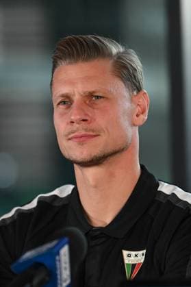 Fußball, GKS Tychy präsentiert neuen Trainer Lukasz Piszczek RECORD DATE NOT STATED TYCHY 13.11.2025 PILKA NOZNA POLISH LEAUGE FOOTBALL -- GKS TYCHY - KONFERENCJA PRASOWA - PREZENTACJA NOWEGO TRENERA LUKASZA PISZCZKA -- press conference, PK, Pressekonferenz -- BETCLIC 1 LIGA -- SEZON 2025 26 - PRESENTATION OF THE COACH LUKASZ PISZCZEK FOT.WIKTOR FARYNA 400mm.pl NEWSPIX.PL --- newspix.pl POLAND OUT! 