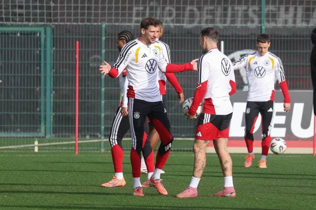 13.11.2025, xgox, Fussball - Nationalmannschaft Training emspor, v.l. Leon Goretzka (Deutschland, ), David Raum (Deutschland, ) (DFL DFB REGULATIONS PROHIBIT ANY USE OF PHOTOGRAPHS as IMAGE SEQUENCES and or QUASI-VIDEO) Wolfsburg