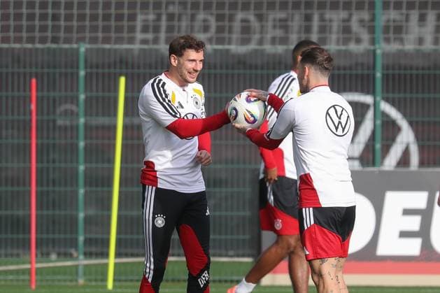 13.11.2025, xgox, Fussball - Nationalmannschaft Training emspor, v.l. Leon Goretzka (Deutschland, ), David Raum (Deutschland, ) (DFL DFB REGULATIONS PROHIBIT ANY USE OF PHOTOGRAPHS as IMAGE SEQUENCES and or QUASI-VIDEO) Wolfsburg