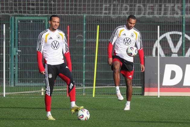 13.11.2025, xgox, Fussball - Nationalmannschaft Training emspor, v.l. Leroy Sane (Deutschland, ) , Jonathan Tah (Deutschland, ) (DFL DFB REGULATIONS PROHIBIT ANY USE OF PHOTOGRAPHS as IMAGE SEQUENCES and or QUASI-VIDEO) Wolfsburg