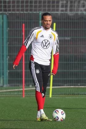 13.11.2025, xgox, Fussball - Nationalmannschaft Training emspor, v.l. Leroy Sane (Deutschland, ) (DFL DFB REGULATIONS PROHIBIT ANY USE OF PHOTOGRAPHS as IMAGE SEQUENCES and or QUASI-VIDEO) Wolfsburg